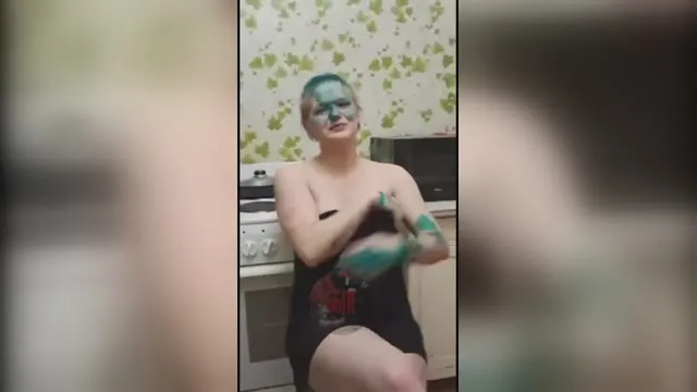 Een zwangere vrouw verminkt
