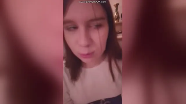 Ein junges Mädchen musste ihre Schulden direkt zu Hause abbezahlen